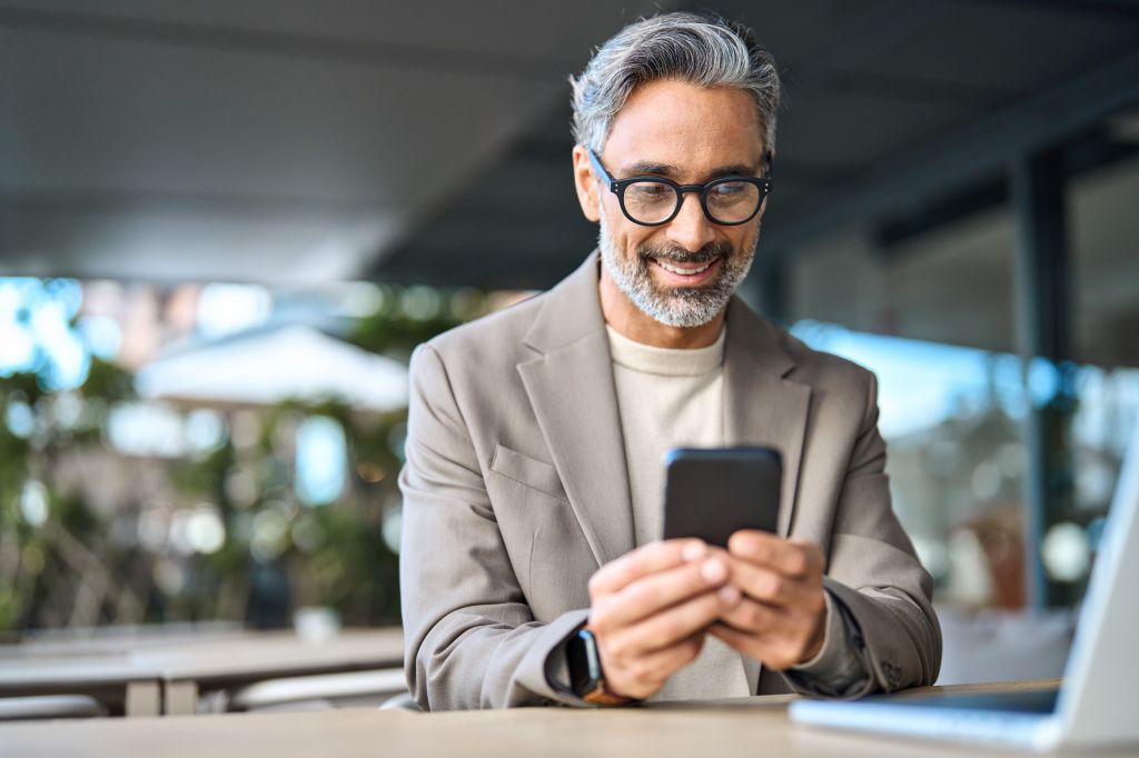 Steigern Sie Ihren Erfolg im Netz durch mehr Sichtbarkeit bei Google & Co.
Lassen Sie Ihre Website besser finden und profitieren Sie von den Features des erfolgreichen Online Marketing Tools für Ihre Website. Ein Mann schaut sich den Ranking Erfolg seiner Website auf dem Smartphone an.