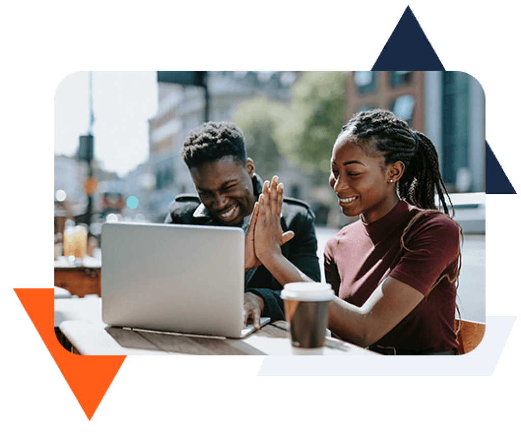 Erfolgreiches Onlinebusiness dank dem seoService Tool von webgo! Optimieren Sie Ihr SEO einfach und schnell für mehr Erfolg im Web! Auf dem Bild: Zwei Personen freuen sich über den Erfolg Ihres Onlinebusiness.