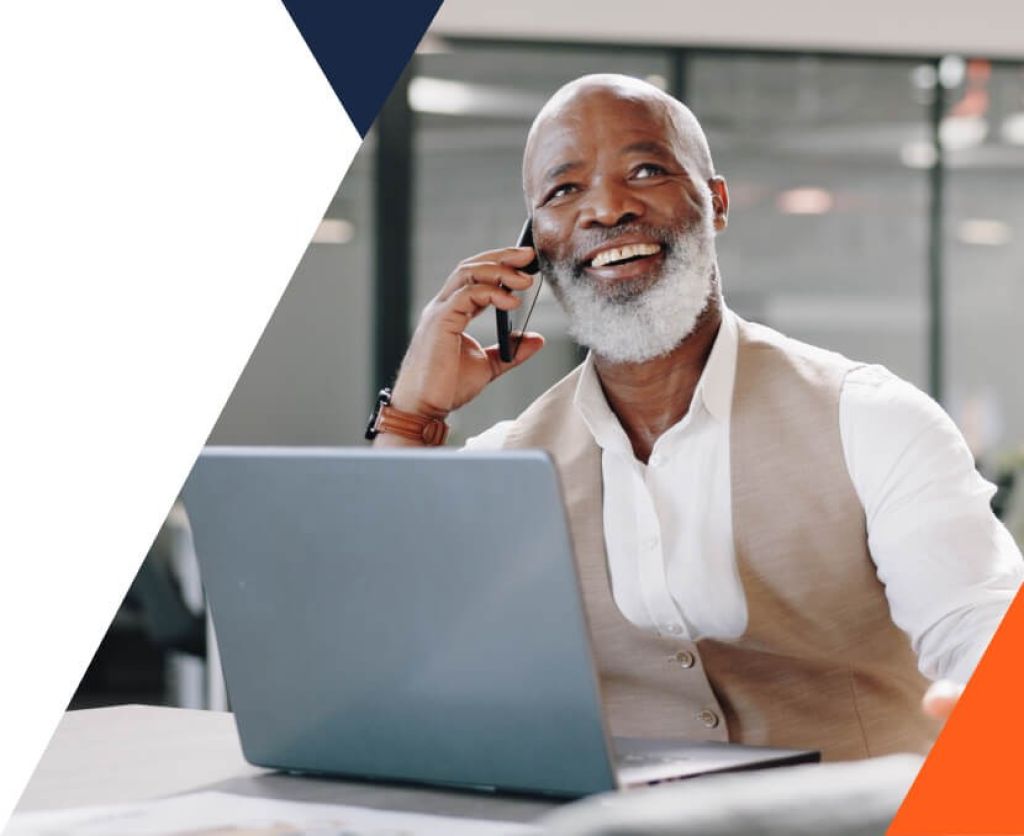 Fröhlicher Mann beim Telefonieren mit offenem Laptop – ideal für erfolgreiches und flexibles Shop-Hosting für Online-Geschäfte.