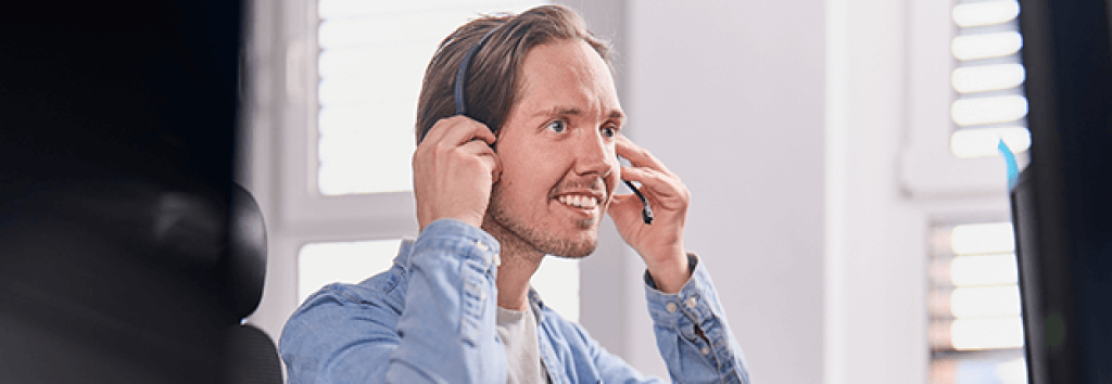 Kontaktieren Sie unseren ausgezeichneten Kundensupport. Wir helfen Ihnen sehr gerne weiter! Hier ein Bild eines webgo Teammitgliedes bei der Annahme eines Anrufes im Service.