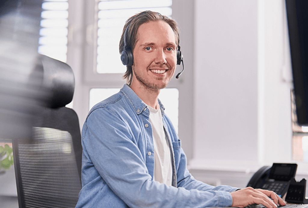 Der webgo Experten-Service ist täglich persönlich für Sie da und hilft Ihnen bei Ihren Anliegen weiter. Auf dem Bild ist einer unserer langjährigen Hosting-Experten Lukas Strasheim bei der Arbeit zu sehen.
