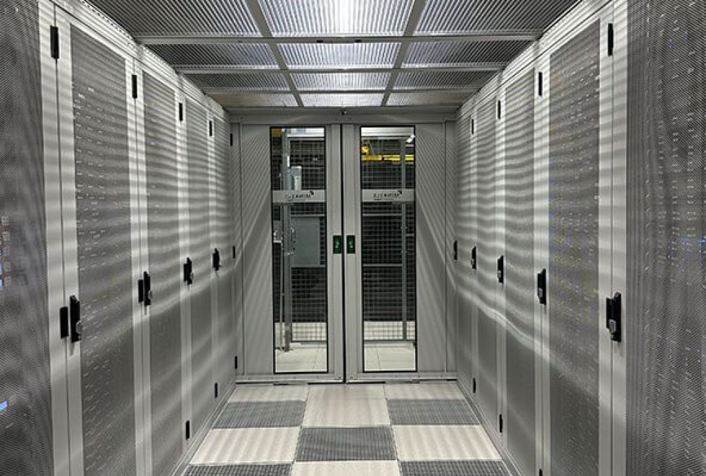 webgo gibt einen Einblick in das Rechenzentrum in Hamburg. Hier stehen Ihre modernen und leistungsstarken Server. Optimal bewacht, gewartet, gekühlt und versorgt mit 100 % Ökostrom.
