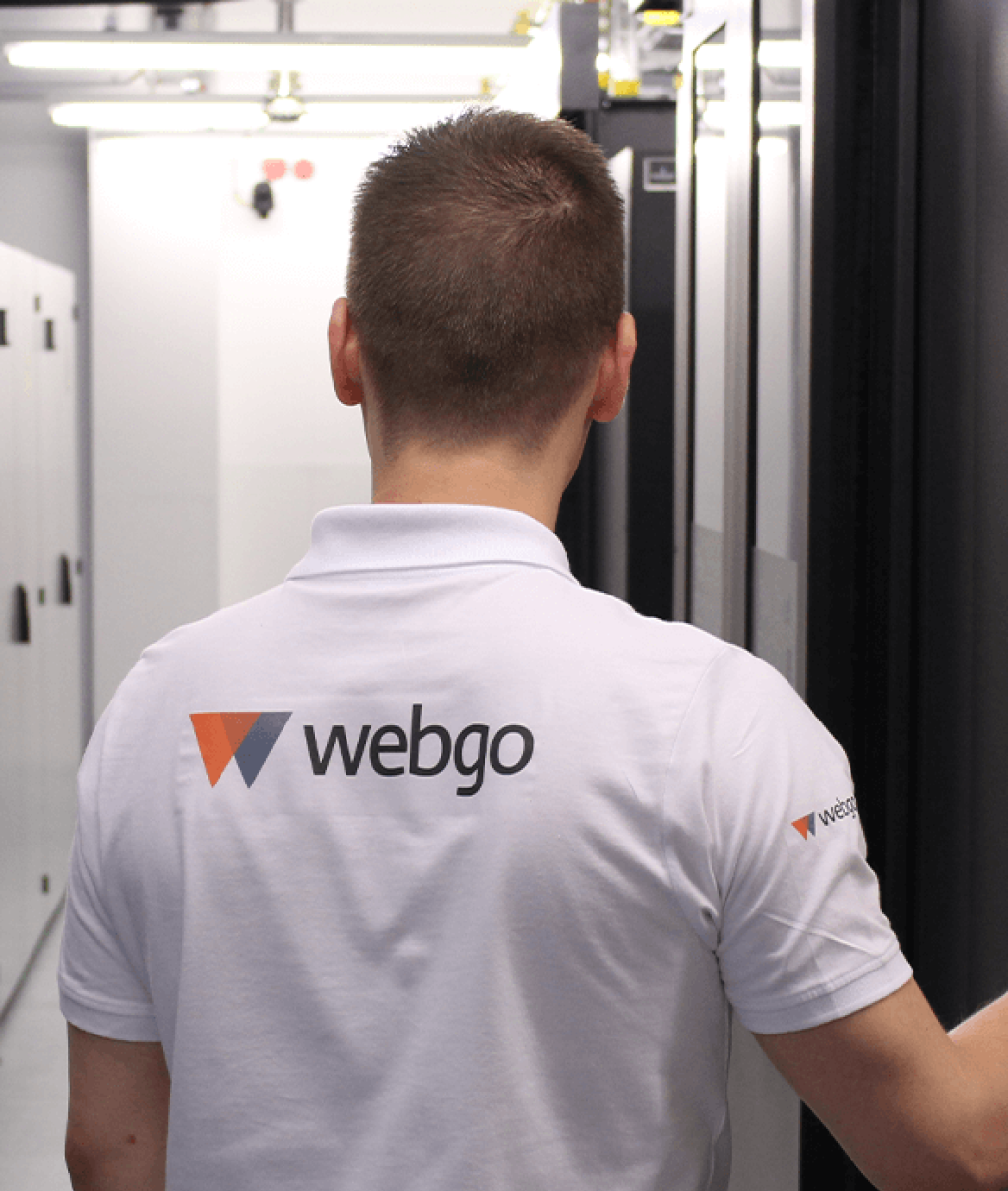 Das webgo Experten-Team sorgt dafür, dass Ihre Web-Projekte immer optimal erreichbar sind! Hier ein Bild eines webgo Technikers im Rechenzentrum.
